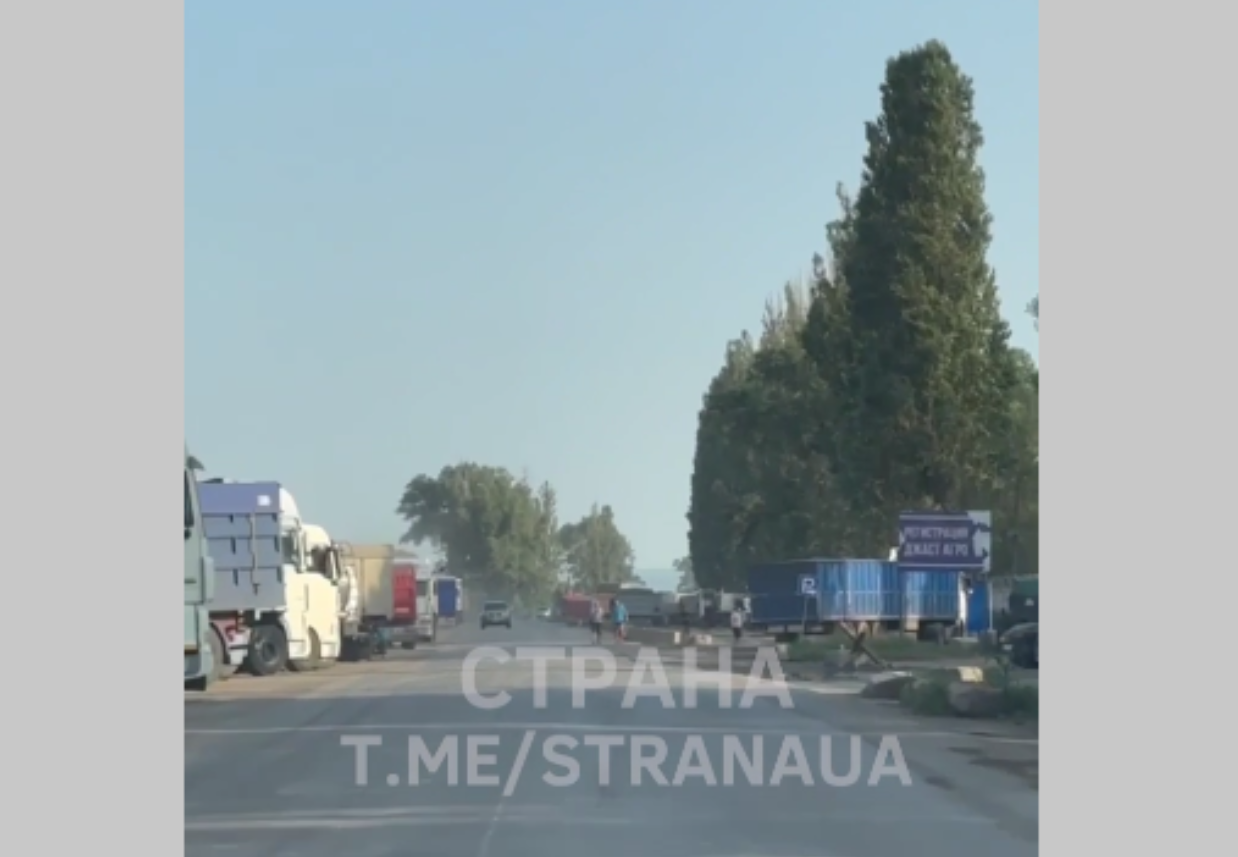 В порту Рени застряли грузовики с зерном. Скриншот видео